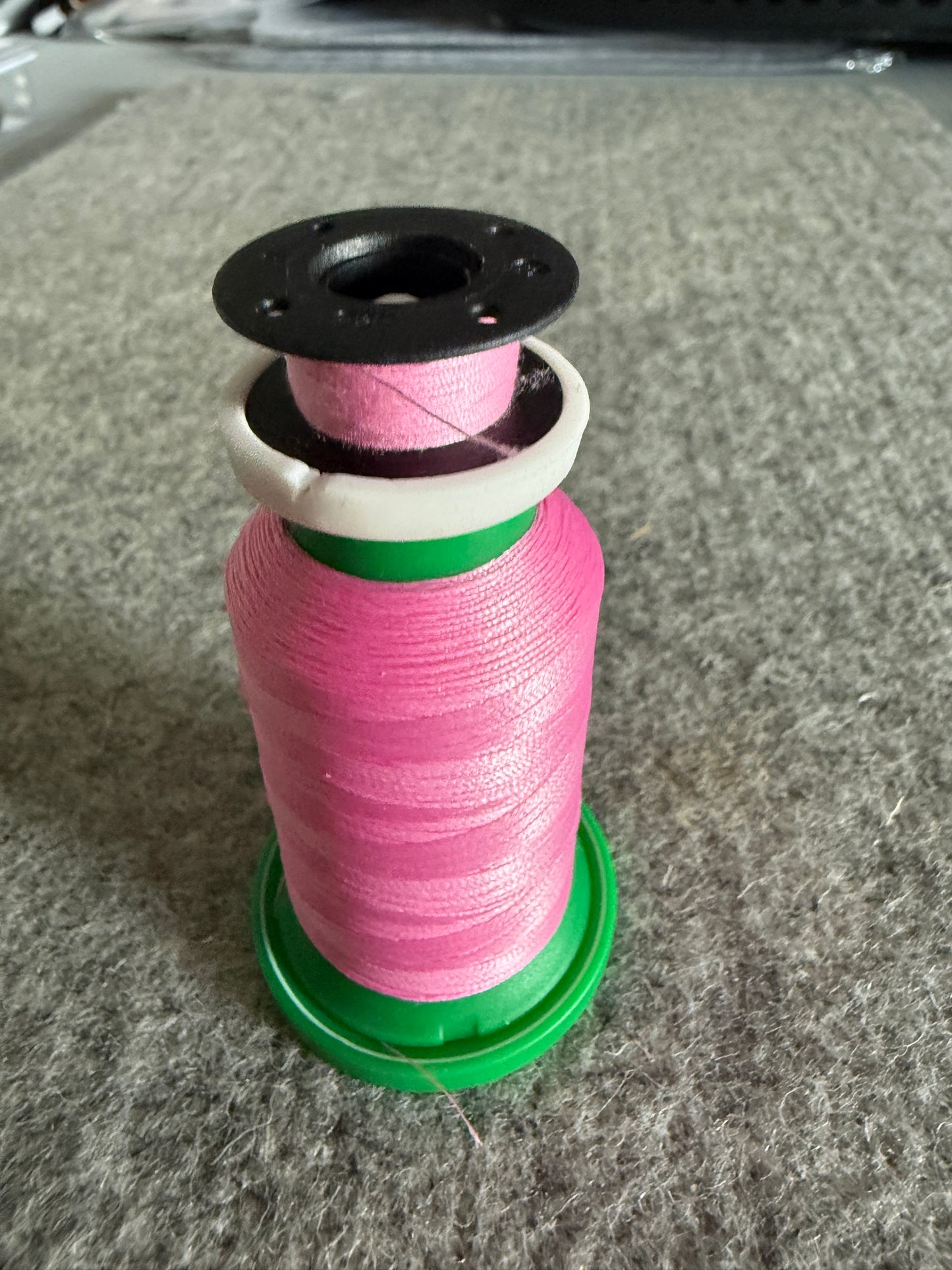 Bobbin Topper PLUS - Taylor Seville - Spulenhalter (auch BERNINA Jumbospulen) für Garn