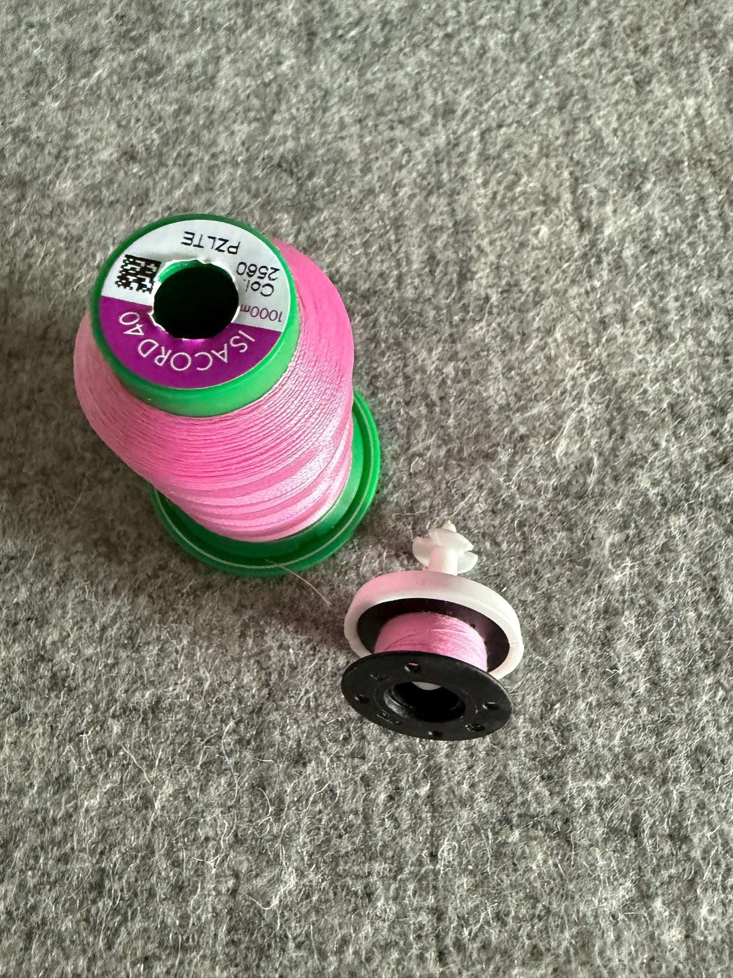 Bobbin Topper PLUS - Taylor Seville - Spulenhalter (auch BERNINA Jumbospulen) für Garn
