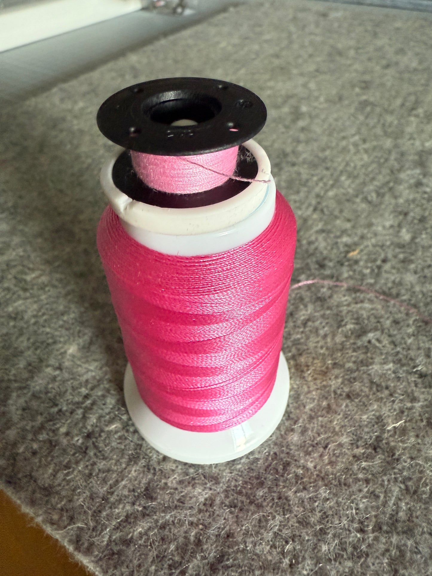 Bobbin Topper PLUS - Taylor Seville - Spulenhalter (auch BERNINA Jumbospulen) für Garn
