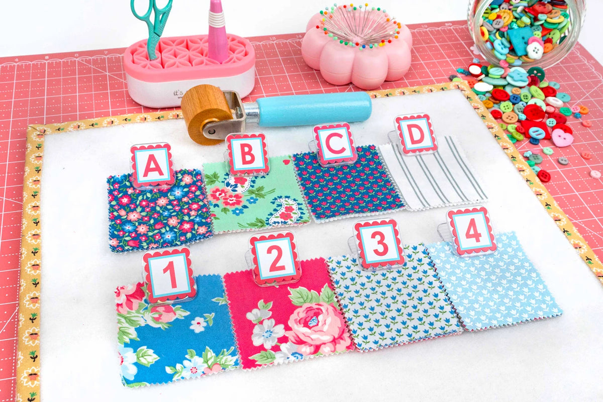 AlphaClippies Pink von It’s Sew Emma – 36 praktische Stoffklammern mit Buchstaben und Zahlen