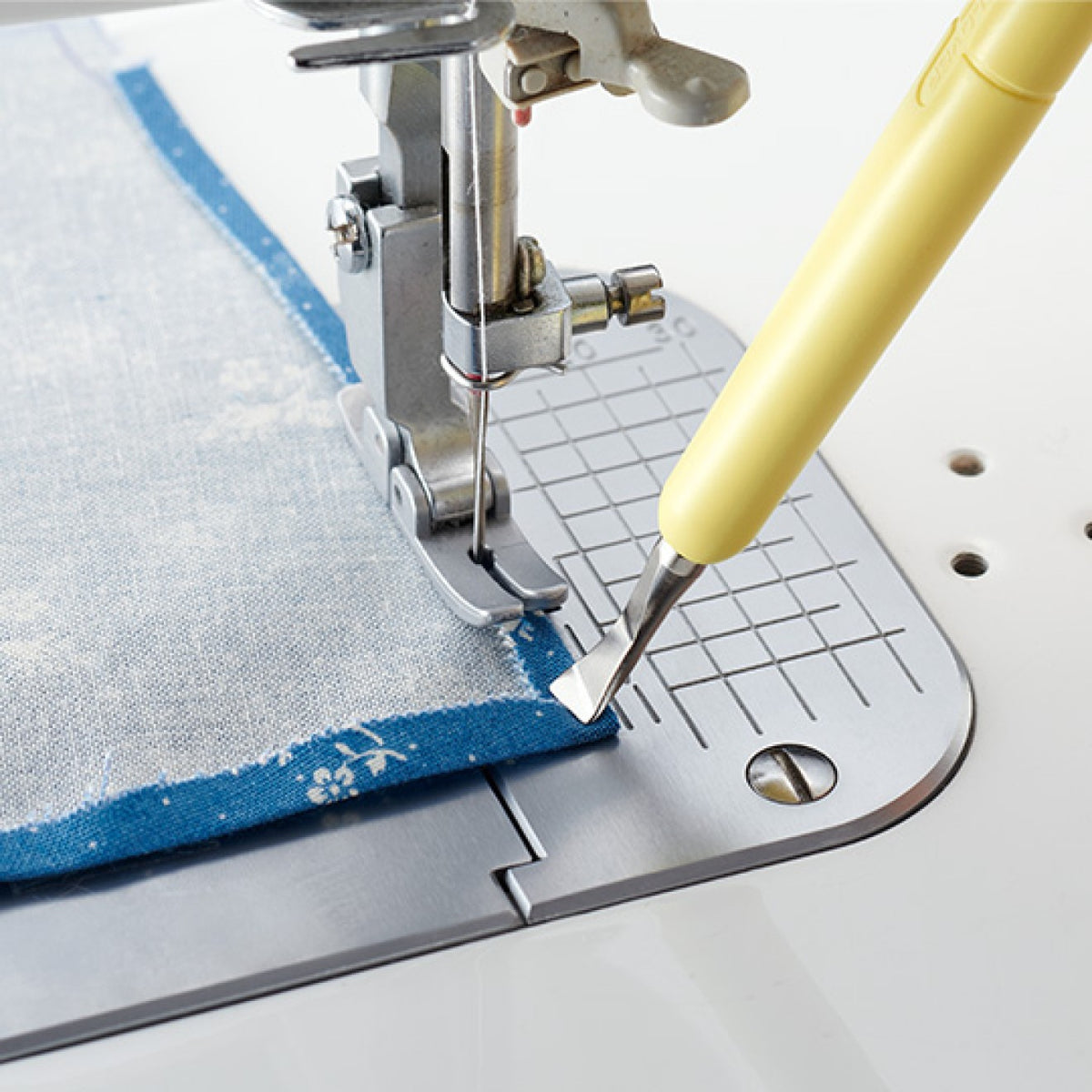 Metallspatel mit Stylus Hera – Präzisionswerkzeug für Nähen & Handarbeiten