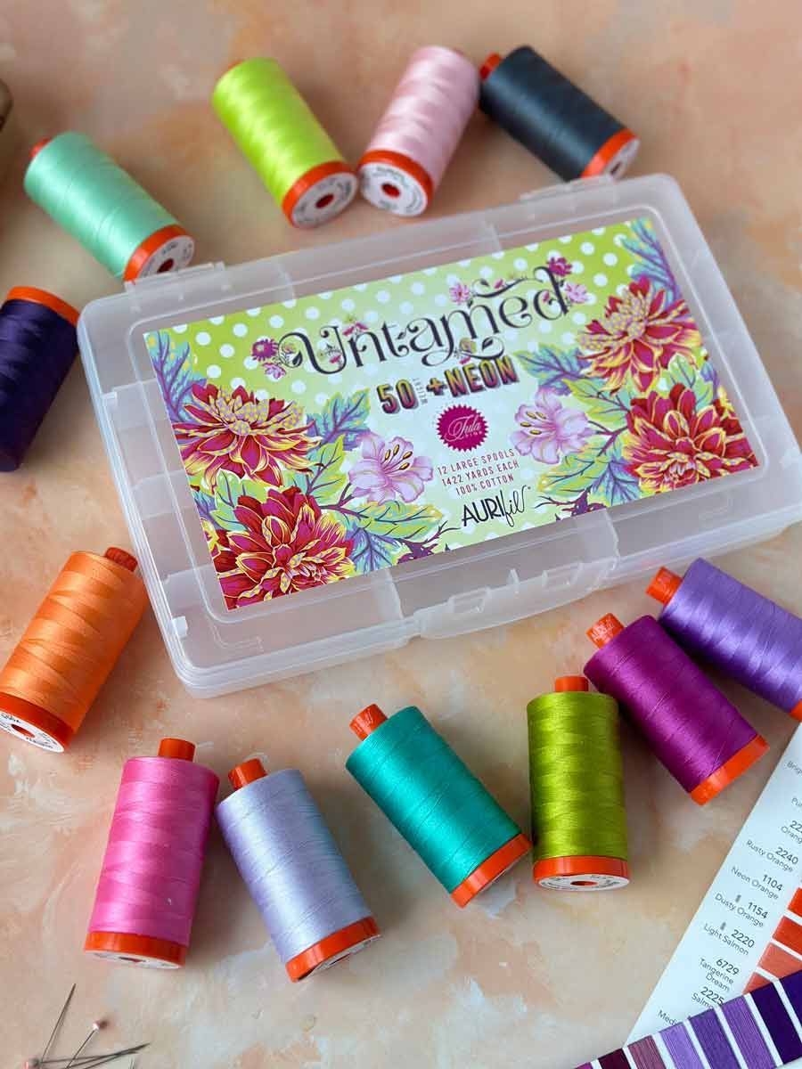 Aurifil Tula Pink Garnbox Collection Untamed 50WT und NEON 12 x 1.000 Garn