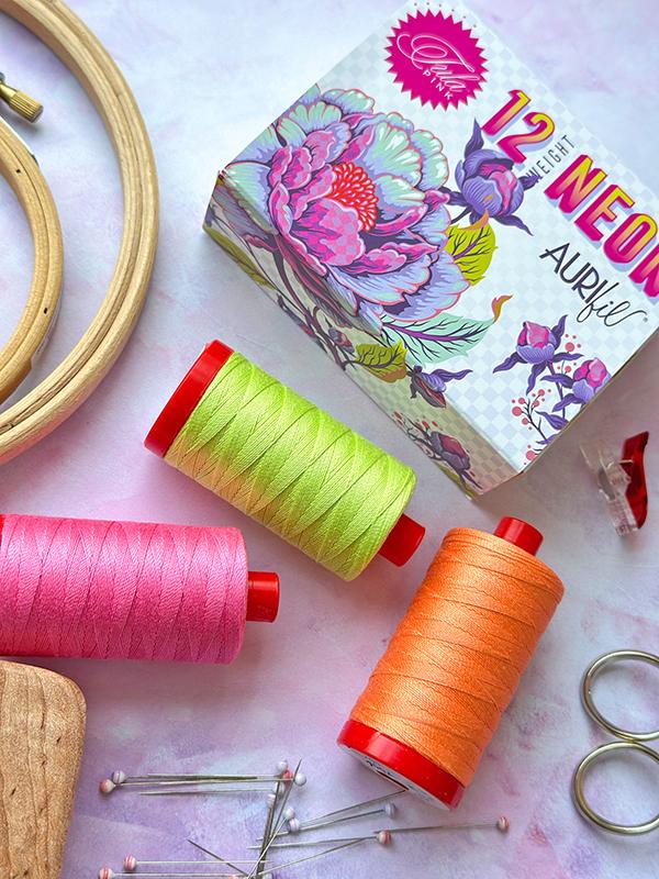 Garn-Packung Neon 12wt Tula Pink TP12NC3 Aurifil Neu 3x 1.000 Meter