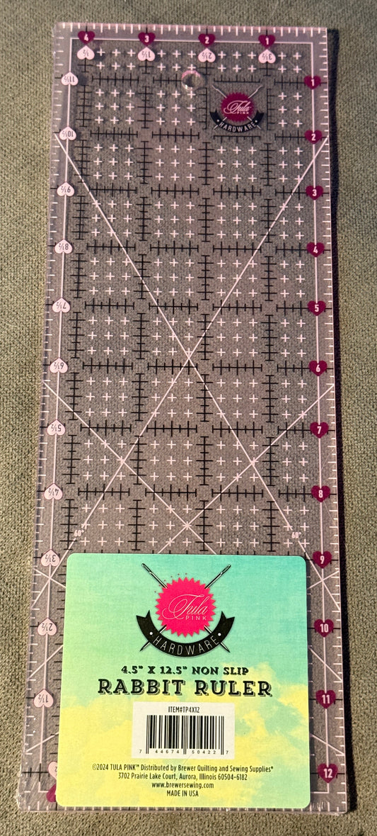 Patchworklineal Rollschneiderlineal Tula Pink 4,5 x 12,5 Inch mit Hasen