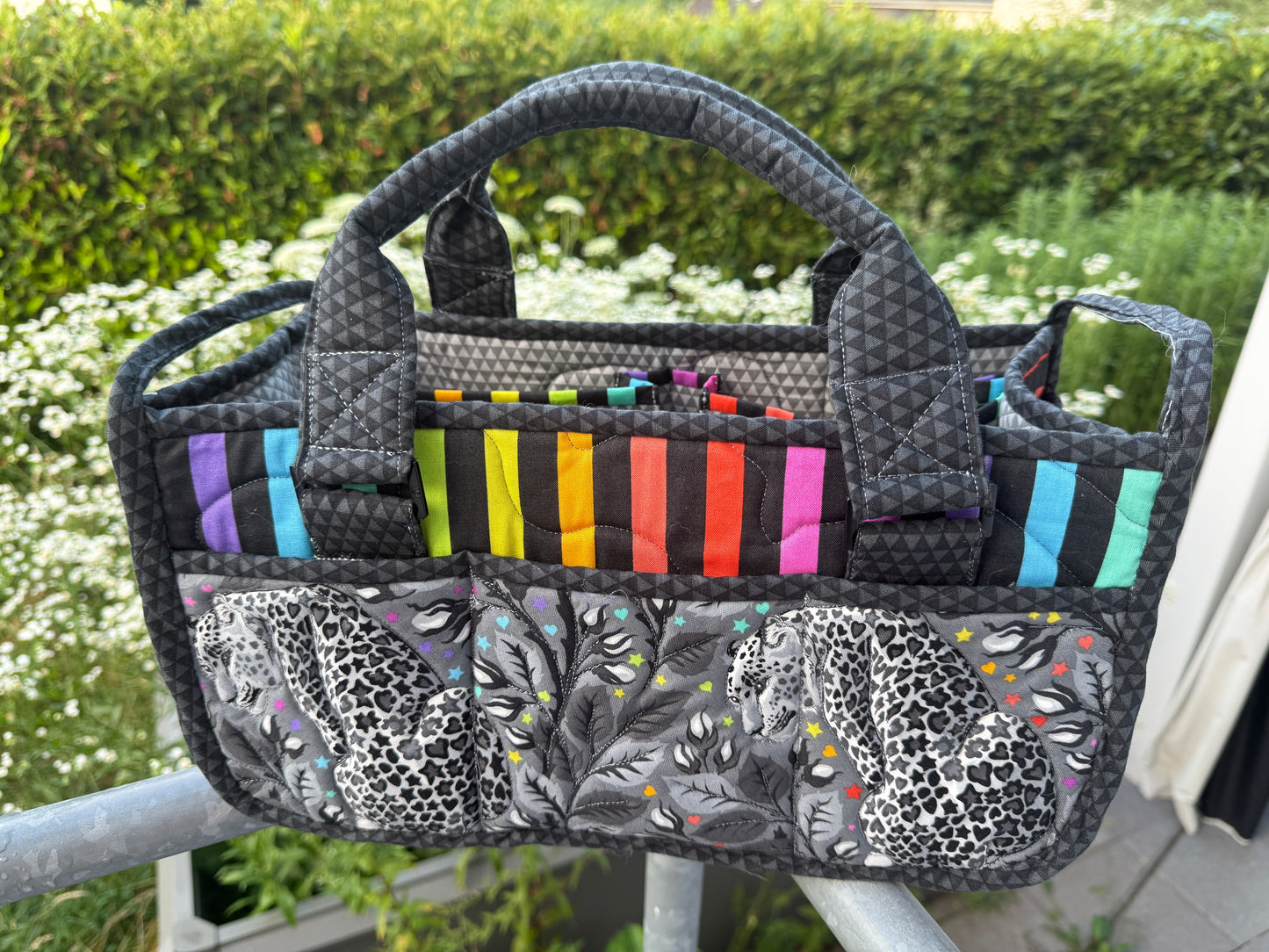Fertige Muster-Tasche "Catch All Caddy 2.0" aus Grayworksstoffen von Tula Pink - Einzelstück