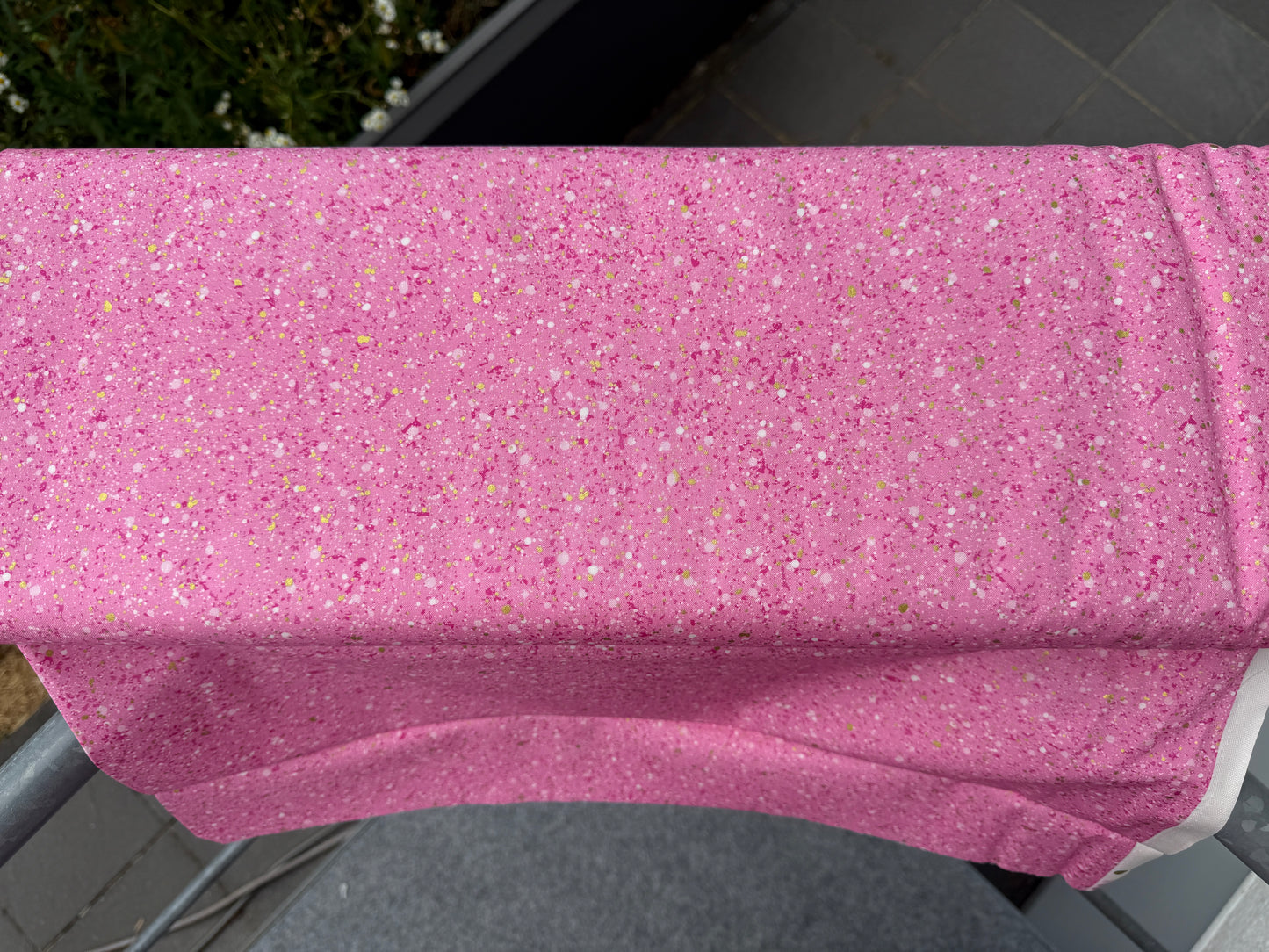 Gold Dust -  Meterware in rosa - Spenkel von weiß, gold und Pink