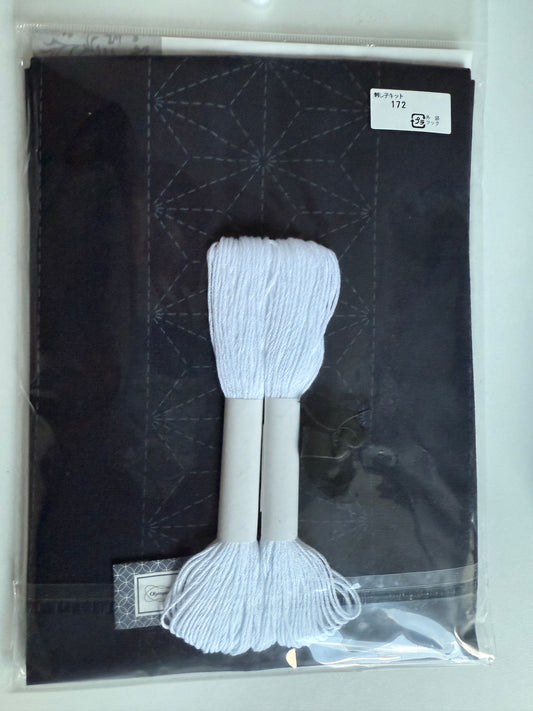 Set für Tasche mit Sashiko-Stickerei dunkle Baumwolle mit weißem Garn, Anleitung und Nadel