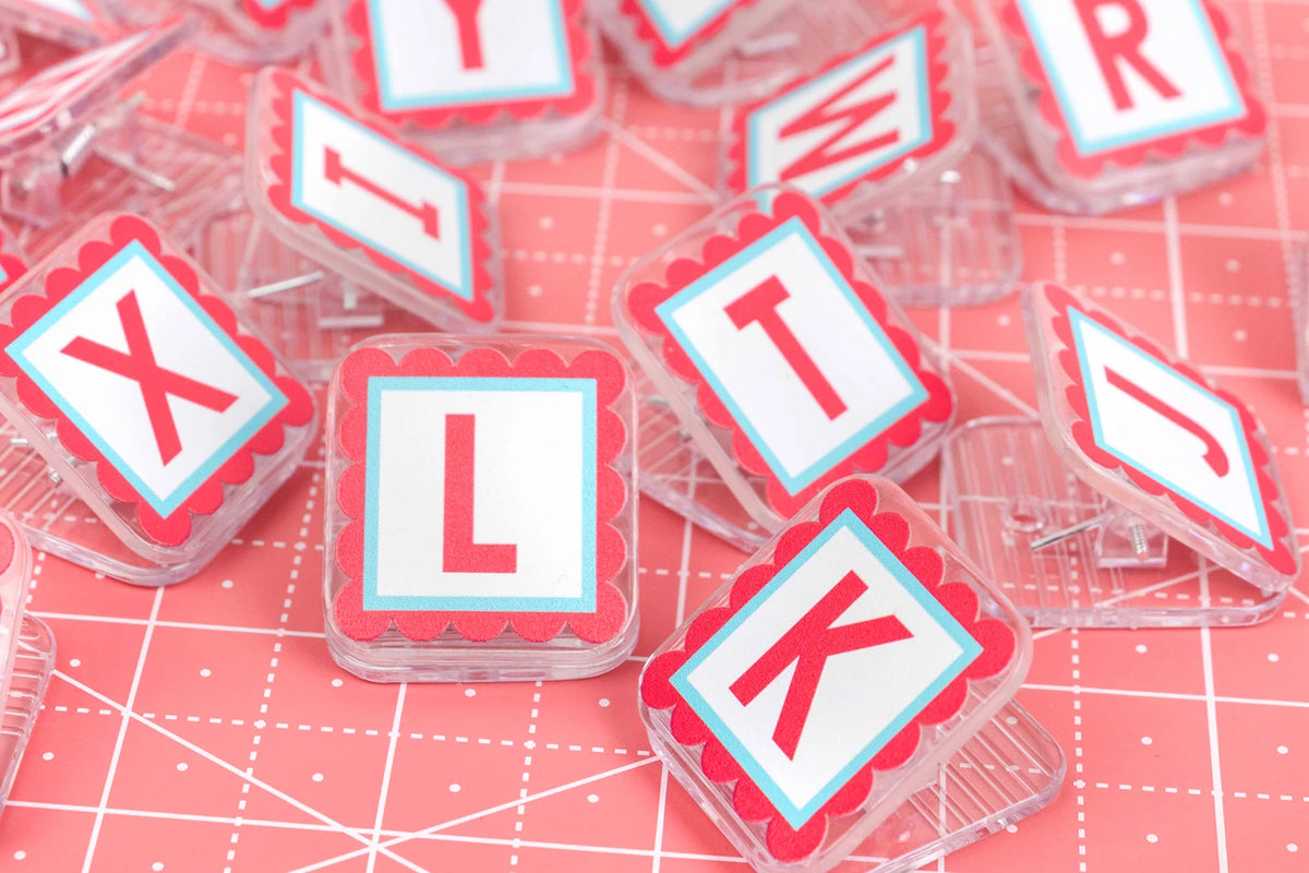 AlphaClippies Pink von It’s Sew Emma – 36 praktische Stoffklammern mit Buchstaben und Zahlen