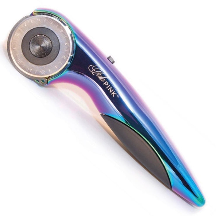Rollschneider Tula Pink 45 mm, ergonomisch, scharf in Metalldose zur perfekten Aufbewahrung