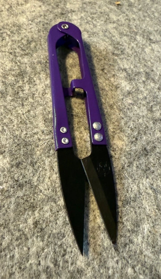 einfacher Fadenschneider lila ca. 10 cm groß Federmechanismus mit Schutzhülle