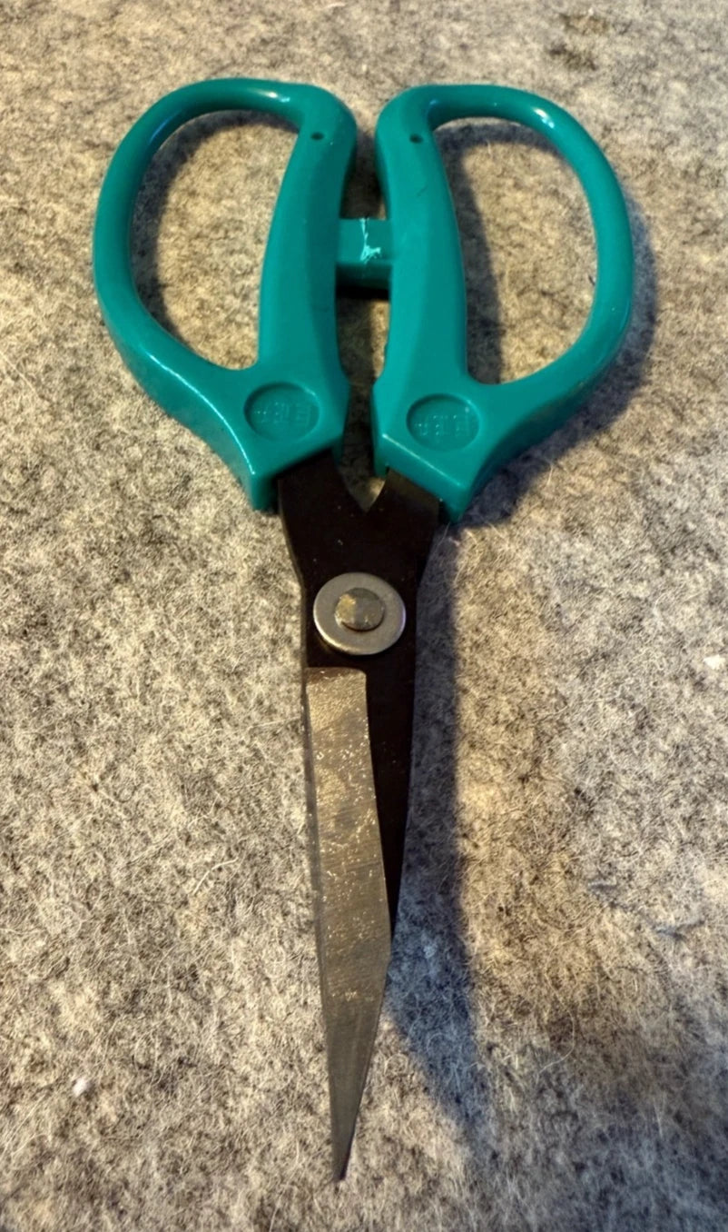Schere ca.15cm, grüner großer Griff, gebogene Spitze Applikationen Nähen Basteln